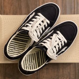 Taos Shooting Star Tennis Shoes Sneakers 8.5 Medium Black / White New in Box